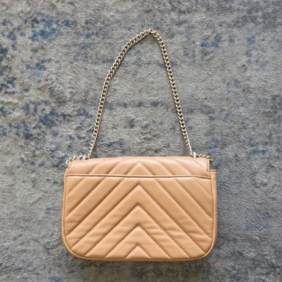 DKNY Quilted Beige Shoulder Bag with Gold Chain - Picture 2 of 5